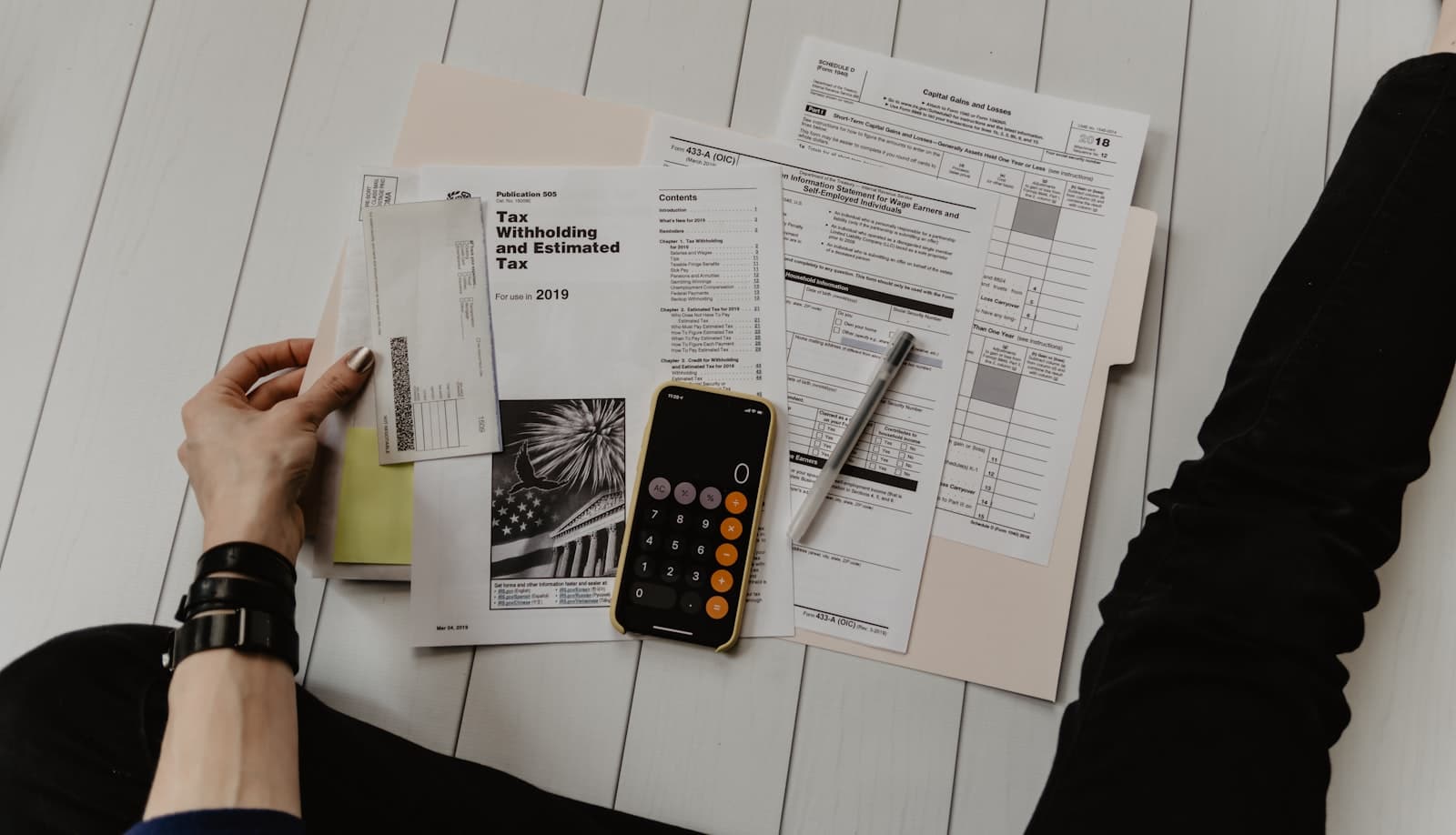 Calculadora y documentos para revisar gastos
