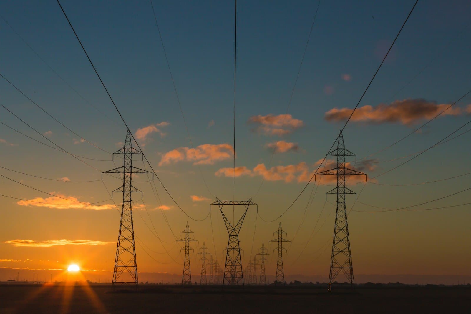 Torres eléctricas de alta tensión al atardecer