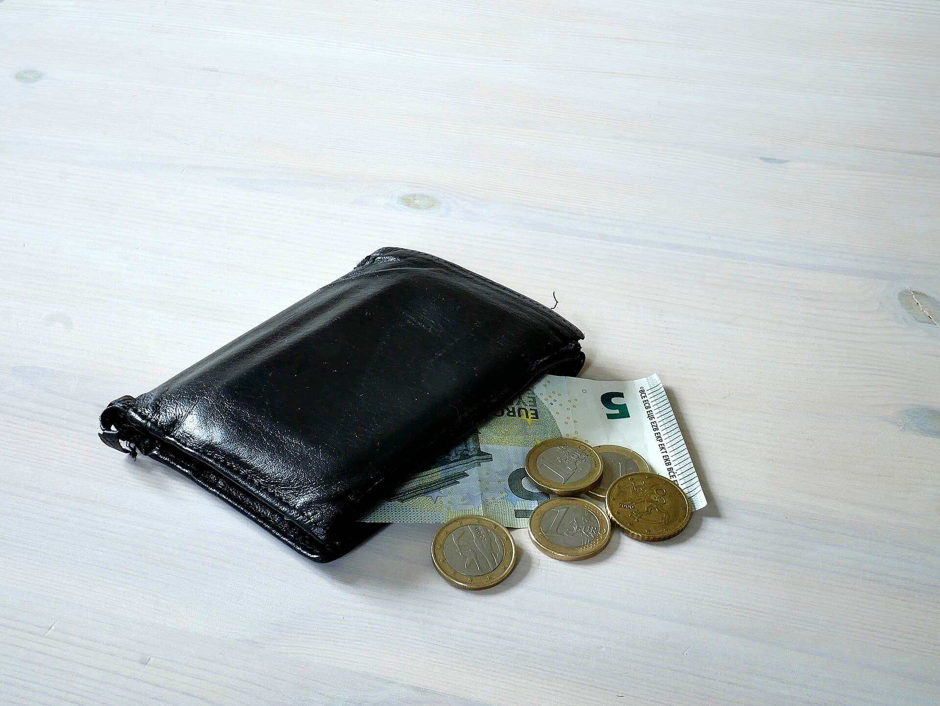 Cartera con billetes y monedas de euro