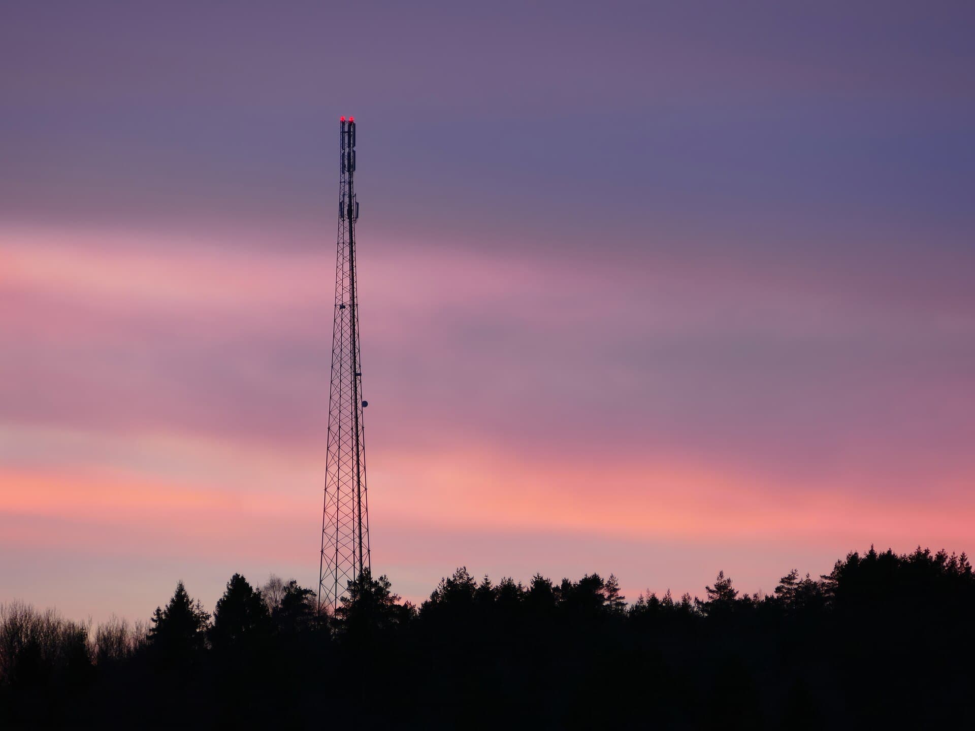 Antena de telecomunicaciones al atardecer