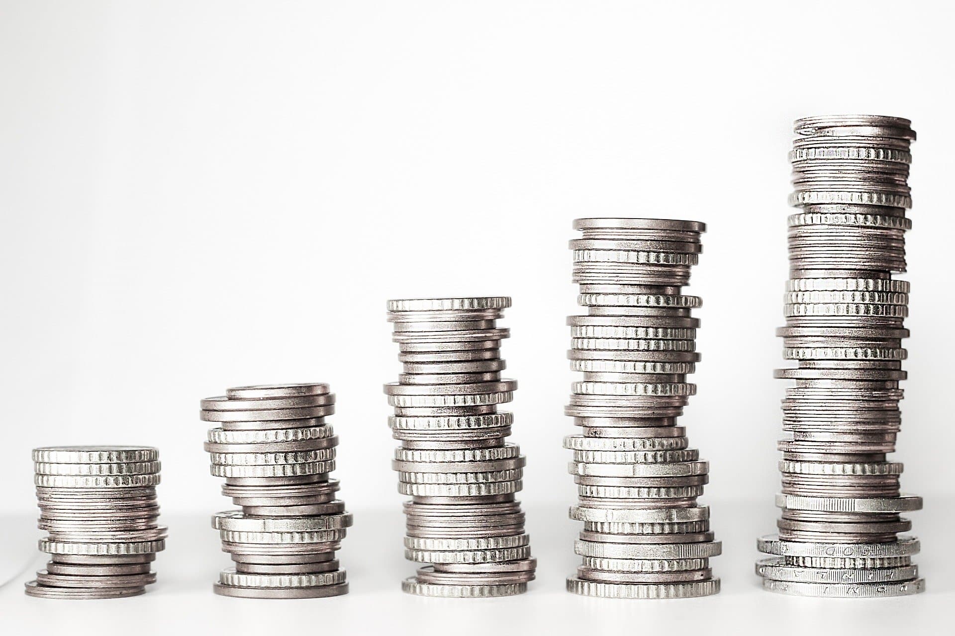 Monedas apiladas en orden creciente