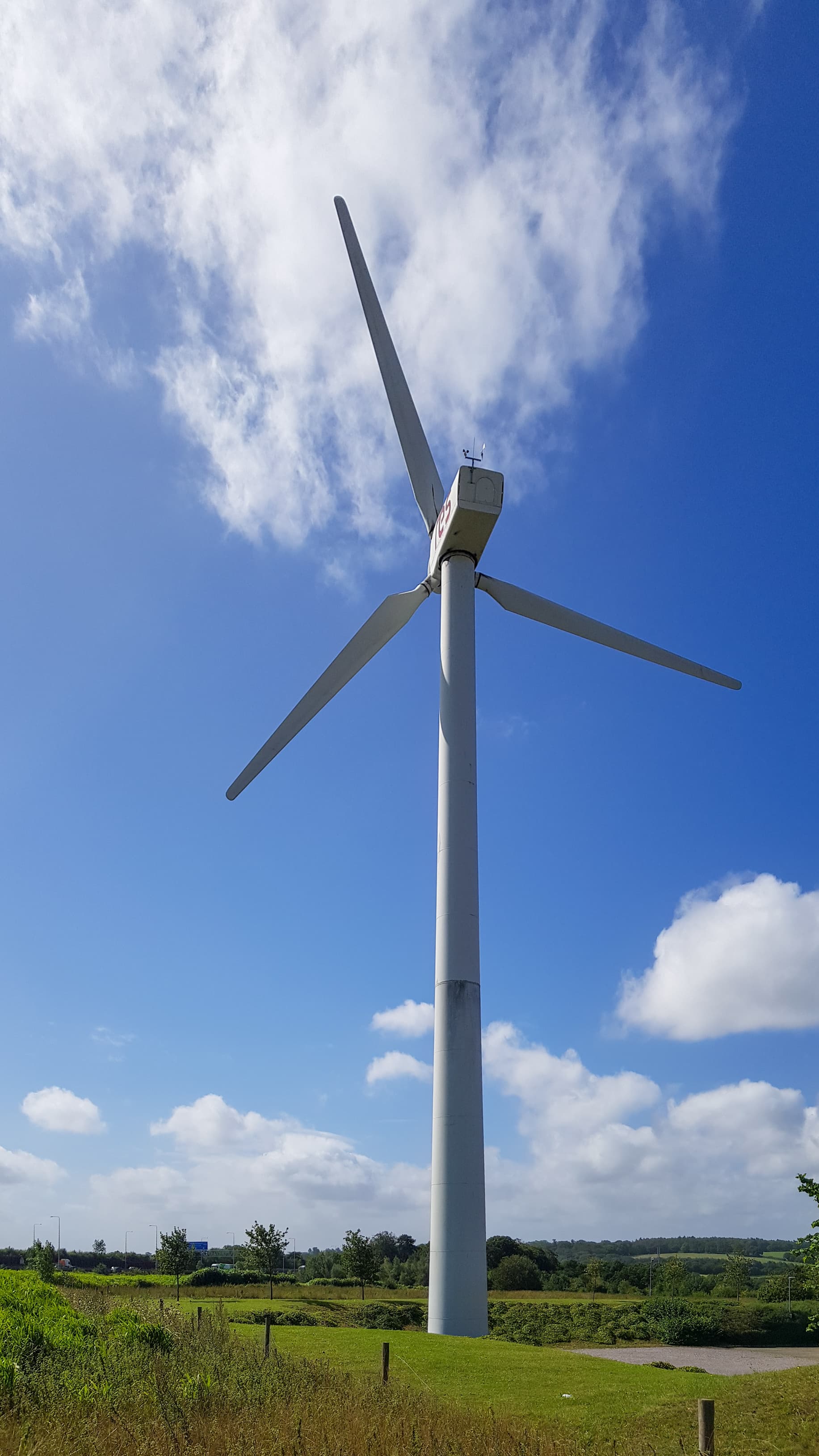 Aerogenerador en un campo