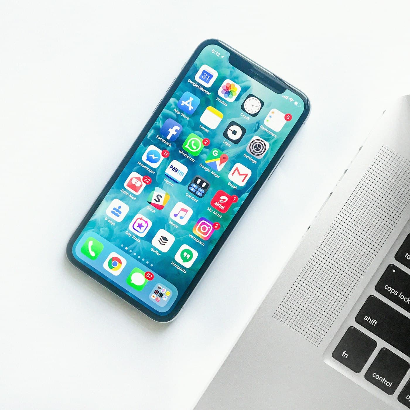 Smartphone sobre una mesa de trabajo
